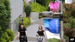 22일 일본 도쿄 거리에 올림픽/패럴림픽 홍보 배너가 걸려있다.