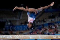 3일 열린 도쿄올림픽 여자 체조 개인 평균대 결선에서 미국 대표팀 시몬 바일스 선수가 연기를 펼치고 있다.