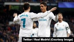 Cristiano Ronaldo, n° 10, jubile avec ses coéquipiers de Real Madrid après un but, lors d’un match de la Liga remporté 5-2 contre Real Sociedad, au stade Santiago-Bernabeu, 10 février 2018. (Twitter/Real Madrid).