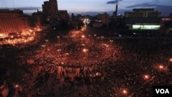 Ribuan demonstran anti-pemerintah terlihat berkumpul malam hari di Tahrir Square Kairo, Mesir, Selasa (2/1).