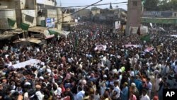 អ្នក​កាន់​ទុក្ខ​រាប់​ពាន់​នាក់​បាន​ចូលរួម​នៅ​ក្នុង​ពិធី​បុណ្យ​សព​ជន​រងគ្រោះ​ដោយ​ការ​បំផ្ទុះ​គ្រាប់​បែក​នៅ​ក្រុង​ Shikarpur ប្រទេស​ប៉ាគីស្ថាន​។