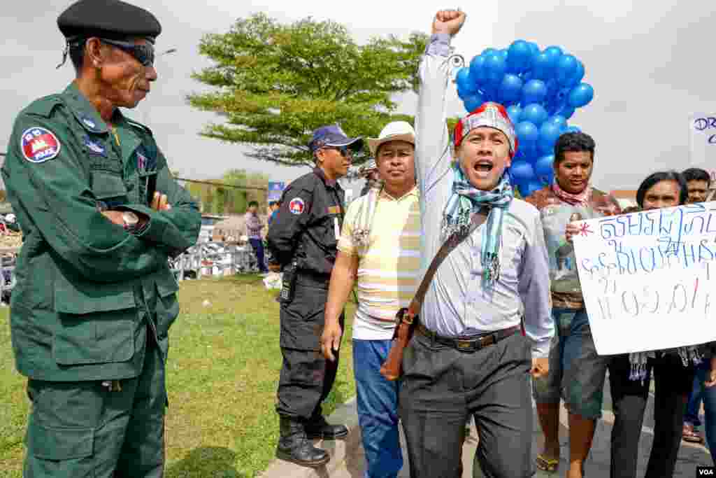 លោក វ៉ន ពៅ ប្រធានសមាគមប្រជាធិ​បតេយ្យសេដ្ឋកិច្ចក្រៅប្រព័ន្ធ ដើរយាត្រានាំមុខ​ ក្នុង​រង្វង់​សួន​ច្បារ​ក្នុង​ទីលាន​ប្រជាធិបតេយ្យ, នៅរាជធានីភ្នំពេញ​,​ នៅថ្ងៃទី​១០ ខែធ្នូ ឆ្នាំ​២០១៨។ (ខាន់​ សុគុំមនោ​​​​/ VOA)