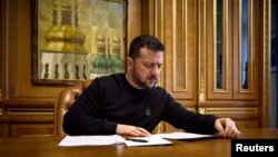 Rais wa Ukraine Volodymyr Zelenskiy akizungumza na spika wa Bunge la Marekani Mike Johnson kwa njia ya simu, mjini Kyiv, Machi 28, 2024.