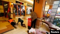 Watu wakitafuta usalama wao wakati wanejeshi walipoingia kwenye maduka ya kifahari ya westgate kufanya operesheni.