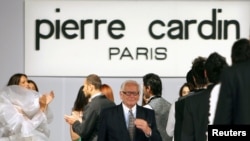 Le créateur de mode français Pierre Cardin reçoit les applaudissements des mannequins après son défilé au Palais Ciragan à Istanbul, le 21 juin 2006. 