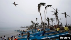 Korban topan yang menjadi tunawisma berkumpul dekat kapal-kapal baru mereka yang disumbang organisasi keagamaan, di kota Tacloban, Filipina tengah.