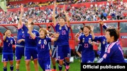 Kesebelasan putri Jepang setelah mengalahkan Inggris dalam semifinal Piala Dunia FIFA 2015. (Foto: FIFA)