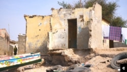 Des habitations détruites par une érosion écologique sur un littoral au Sénégal. (Photo Wahany Johnson Sambou/VOA)