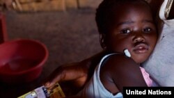 Des médicaments pour lutter contre le paludisme sont donnés à cette petite fille malawite, à Kasungu, au Malawi, le 30 mai 2017.