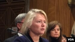 수전 손튼 미 국무부 동아시아태평양 담당 차관보지명자(가운데)가 15일 상원 외교위 인준청문회에서 증언하고 있다.