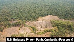 រូបឯកសារ៖ ទិដ្ឋភាព​មើល​ពី​លើ​ដែល​ថត​ពី​ឧទ្ធម្ភាគចក្រ​បង្ហាញ​ពី​ការ​ខូចខាត​របស់​ព្រៃឡង់ ដោយ​សារ​សកម្មភាព​កាប់​ឈើ កាលពី​ថ្ងៃចន្ទ ទី១៨ ខែ​មេសា ឆ្នាំ២០១៦។ (រូបថត​ដក​ស្រង់​ចេញ​ទំព័រ​ហ្វេសប៊ុក​របស់​ស្ថានទូត​អាមេរិក) 