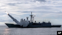 រូបឯកសារ៖ គ្រាប់មីស៊ីល​មួយ​ដែល​ផលិត​នៅ​អាមេរិក​ត្រូវបាន​បាញ់​ចេញ​ពី​នាវា​មួយ​គ្រឿង​​នៅ​ដែនសមុទ្រ​ប៉ែក​ខាង​ត្បូង​កោះ​តៃវ៉ាន់ កាល​ពី​ថ្ងៃទី ២៧ ខែឧសភា ឆ្នាំ២០២២។ (Taiwan Ministry of National Defense via AP)