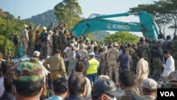 ​ប្រតិ​បត្តិការរុករកជនរងគ្រោះពីការបាក់អគារនៅក្រុងកែប ខេត្តកែប កាលពីថ្ងៃអាទិត្យ ទី០៥ ខែមករា ឆ្នាំ២០២០។ (ខាន់ សុគុំមនោ/VOA)