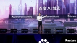 百度的联合创始人，董事长兼首席执行官李彦宏2018年11月1日在北京举行的百度世界大会和展览会上展示百度最新的人工智能技术。