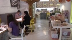 Swee Bee by Baker Dave has been a popular cafe for neighborhood office workers. The owner says business was down 70 percent during the months of April and May. (Dave Grunebaum/VOA)
