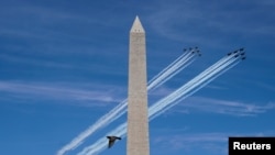 Seekor burung terbang di dekat Monumen Nasional AS,saat pesawat Angkatan Laut AS (Blue Angels) dan Angkatan Udara AS (Thunderbirds) membentuk formasi sebagai penghormatan kepada para petugas medis di tengah pandemi Covid-19, di National Mall Washington DC, 2 Mei 2020.(Foto: dok).