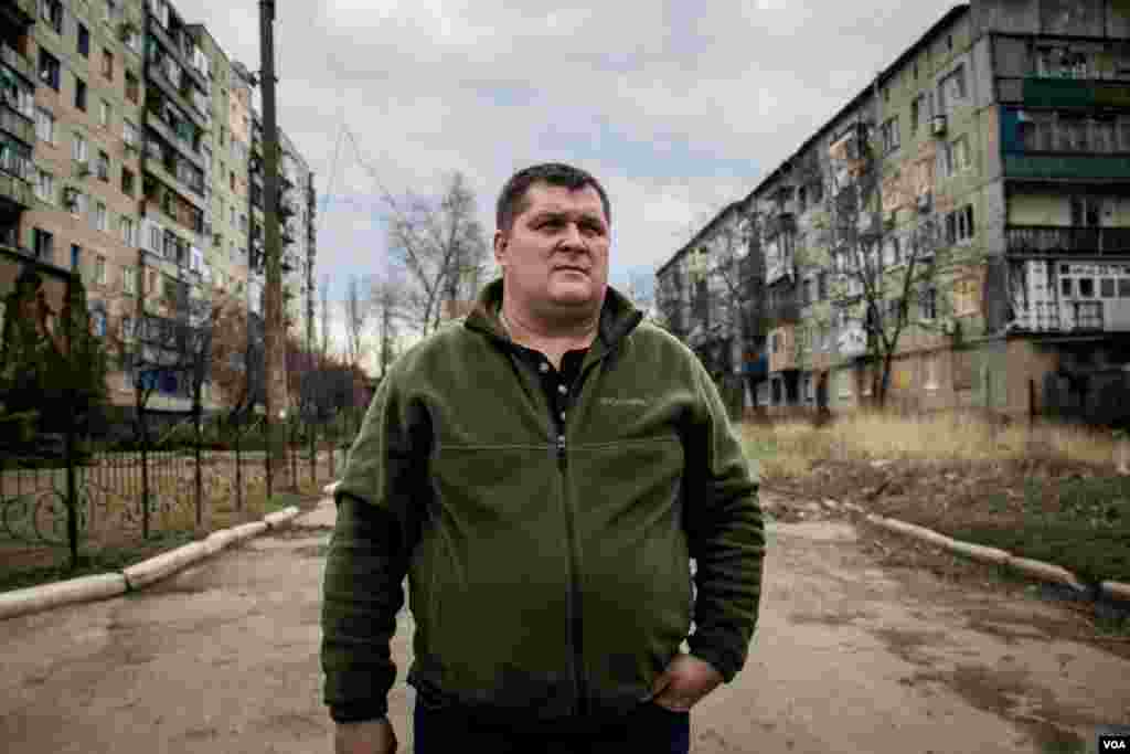 Pastor Vladimir Ivanov, a volunteer from the Good News Church brings much-needed food aid into Krasnohorivka. The pastor says the situation is very dire and that the food brought by other churches and the Red Cross is not enough. (Adam Bailes/VOA)