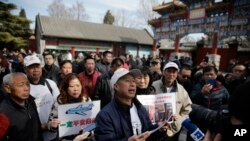 Keluarga penumpang pesawat Malaysia Airlines MH370 memberikan keterangan kepada wartawan di Kuil Yonghegong Lama, Beijing pada peringatan dua tahun hilangnya pesawat tersebut, 8 Maret 2016 (Foto: dok). 