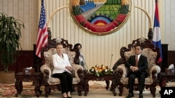 Menlu AS Hillary Clinton (kiri) dan Perdana Menteri Laos Thongsing Thammavong di kantor Perdana Menteri Laos di Vientiane (11/7). Menlu Clinton adalah Menlu AS pertama yang mengunjungi negara itu sejak lebih dari 50 tahun.