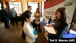 Mahasiswa Eastern Washington University,Lihn Phung, berbicara dengan tentang peluang magang selama bursa kerja seseorang mengenai program magang ketika acara National Career Fairs.(Foto: AP/Ted S. Warren)