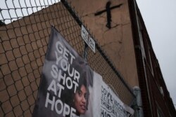 Sebuah papan iklan berisi imbauan agar masyarakat segera vaksinasi COVID-19 di kawasan Brooklyn yang mengalami kembali lonjakan kasus virus corona, New York, 13 Juli 2021.