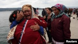 Relatives cry while waiting for news on missing family members who were on a ferry that sank yesterday in Lake Toba, at Tigaras Port, Simalungun, North Sumatra, Indonesia June 19, 2018. (REUTERS/Albert Damanik)