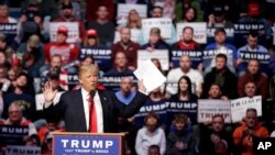 Kandidat Capres AS dari partai Republik, Donald Trump saat melakukan kampanye di Allen County War Memorial Coliseum, di Fort Wayne, Indiana, 1 Mei 2016 (Foto: dok).