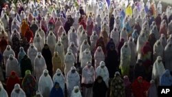 Indonesian Muslim women offer an evening prayer on the eve of the holy fasting month of Ramadan at a mosque in Bali, Indonesia, June 5, 2015. Muslims around the world will start observing Ramadan, the holiest month in Islamic calendar this week.
