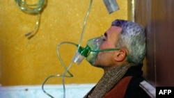 Seorang pria Suriah mengenakan masker oksigen di sebuah rumah sakit darurat, menyusul laporan serangan gas di Douma, kota yang dikuasai pemberontak di timur wilayah Ghouta, di pinggiran Ibu Kota Damascus, 22 Januari 2018. (Foto:Dok) 