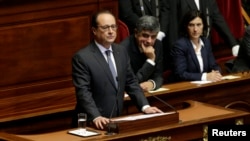 Presiden Perancis Francois Hollande saat memberikan sambutan di hadapan congress dan anggota parlemen Perancis di Istana Versailles, dekat Paris, Perancis (16/11).