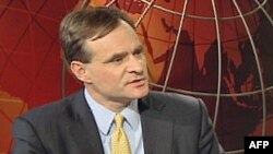 Sajmon Džonson, autor knjige „13 bankara“, profesor na uglednom Masačusetskom institutu za tehnologiju i saradnik Piterson instituta za medjunarodnu ekonomiju