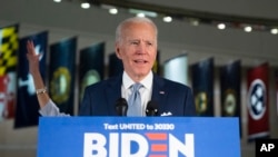 បេក្ខជនប្រធានាធិបតីគណបក្សប្រជាធិបតេយ្យលោក Joe Biden ថ្លែងទៅកាន់ក្រុមអ្នកសារព័ត៌មាននៅក្រុង Philadelphia កាលពីថ្ងៃទី១០ ខែមីនា ឆ្នាំ២០២០។ 