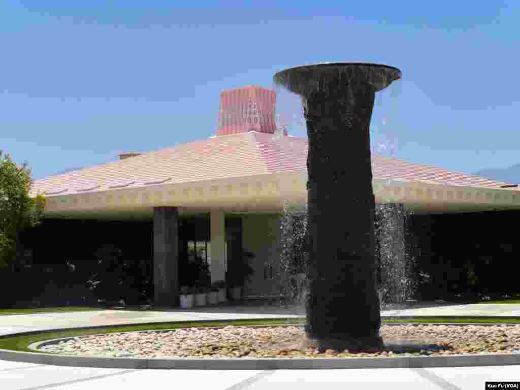 阳光之乡庄园正门流水图腾（美国之音国符拍摄）