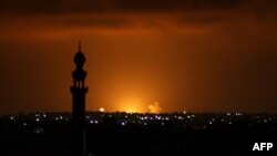 이스라엘군이 가자지구 하마스 시설을 공습한 직후 화염이 솟아오르고 있다. (자료사진)