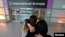 Mahnaz Kanani Zadeh (C) est accueilli par sa nièce Negin (G) et sa soeur Azar après son arrivée aux États-Unis en provenance d'Iran le 6 février 2017.