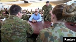 Perdana Menteri Australia Malcolm Turnbull berbicara dengan pasukan Australia saat sarapan di Camp Baird, yang terletak di Timur Tengah, selama kunjungannya ke Irak, 16 Januari 2016. (Foto: Reuters)