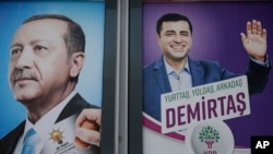 سەڵاحەدین دەمیرتاش لە مانگی یازدەی ساڵی 2016 بە بیانوی پشتگیری تیرۆر دەستگیرکرا. بەڵام توێژەر سولەیمان ئۆزەرەن دەڵێت هۆکارەکەی ئەوە بوو ئەردۆغان دەمیرتاشی بە مەترسی بۆ سەر دەستەڵاتەکەی دەبینێت.