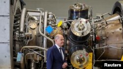 올라프 숄츠 독일 총리가 지난달 3일 지멘스 에너지 시설을 둘러보고 있다. (자료사진)