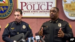 Polisi memberikan keterangan mengenai insiden penembakan di luar perpustakaan Strozier di kampus Florida State University di kota Tallahassee, Florida (20/11).