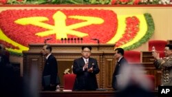 9일 북한 평양 4.25 문화회관에서 열린 7차 노동당 대회에 김정은 국방위 제1위원장(가운데)이 참석했다.