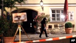 24일 독일 안스바흐에서 시리아 출신 이민자가 자폭해 여러 명의 부상자가 발상한 가운데, 경찰관이 현장 주변을 조사하고 있다.