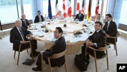 19일본 히로시마에서 G7 정상회의가 열렸다. 왼쪽부터 반시계 방향으로 조 바이든 미국 대통령, 기시다 후미오 일본 총리, 에마뉘엘 마크롱 프랑스 대통령, 쥐스탱 트뤼도 캐나다 총리, 조르자 멜로니 이탈리아 총리, 샤를 미셸 EU 정상회의 상임의장, 우르줄라 폰데어라이엔 EU 집행위원장, 리시 수낙 영국 총리, 올라프 숄츠 독일 총리.