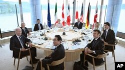 19일 일본 히로시마에서 개막한 주요7개국(G7) 정상회의 참가자들이 회의 중 기념촬영하고 있다. 왼쪽부터 시계 방향으로 조 바이든 미국 대통령, 올라프 숄츠 독일 총리, 리시 수낙 영국 총리, 우르줄라 폰데어라이엔 유럽연합(EU) 집행위원장, 샤를 미셸 EU 정상회의 상임의장, 조르자 멜로니 이탈리아 총리, 쥐스탱 트뤼도 캐나다 총리, 에마뉘엘 마크롱 프랑스 대통령, 기시다 후미오 일본 총리. 