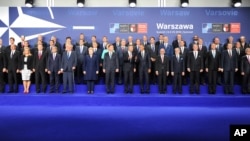 មេដឹកនាំ​និង​រដ្ឋមន្ត្រី​នៃ​រដ្ឋ​​សមាជិក​អង្គការ​អូតង់​ និង​លោក ​អូបាម៉ា ថតរូប​នៅ​ឯ​សន្និសីទ​កំពូល​អង្គការ​អូតង់​នៅ​ទីក្រុង​វ៉ាសូវី ប្រទេស​ប៉ូឡូញ កាល​ពីថ្ងៃទី​៨ ខែ​កក្កដា។