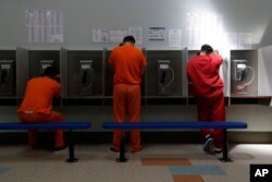 지난 2019년 미국 캘리포니아주 이민세관단속국(ICE) 시설 수용자들이 전화통화를 하고 있다. (자료사진)