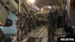 俄罗斯军队士兵乘坐军机抵达哈萨克斯坦。（2022年1月8日）