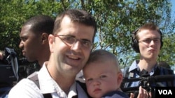 Hasil penelitian baru di Universitas Northwestern, Amerika menunjukkan hormon seks pria berkurang setelah menjadi ayah. Studi ini juga membuktikan bahwa laki-laki pada dasarnya bisa mengurus anak.