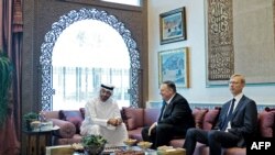 AQSh Davlat kotibi Mayk Pompeo Abu-Dabi valiahd shahzodasi Muhammad bin Zayed Nahyon bilan Birlashgan Arab Amirliklarida uchrashmoqda, 19-sentabr, 2019-yil
