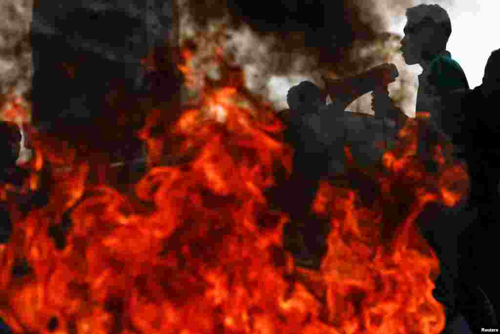 محصلین اندونیزیایی در نزدیکی کاخ ریاست&zwnj;جمهوری این کشور، علیه سیاست&zwnj;های جدید دولت در زمینه صرفه&zwnj;جویی بودجه دست به تظاهرات زدند.