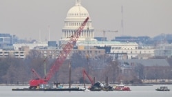 Izvlačenje avionske olupine iz reke Potomak